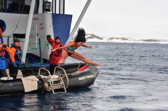 Com todo o estilo, a sulafricana kim salta para as águas polares de Brown Bluff, na Antártida (foto de Vladimir Seliverstov)
